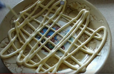 Рецепт - Салат Восторг - Шаг 4 -  Берем плоское блюдо и наносим на него майонезную сеточку.