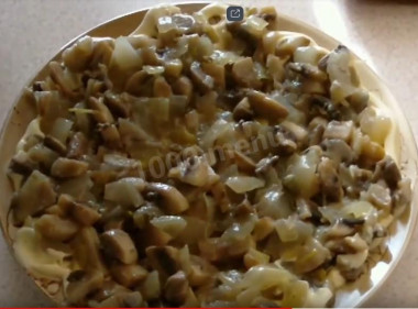 Рецепт - Салат Восторг - Шаг 5 -  Жарим грибы с луком сначала на сильном огне минут пять, затем немного солим, перемешиваем иуменьшаем огонь.Сковородку накрываем крышкой и готовим шампиньоны еще в течение 10 минут.На майонезную сетку выкладываем жареные с луком шампиньоны.