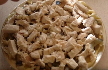 Рецепт - Салат Восторг - Шаг 6 -  .Куриную грудку отвариваем до готовности, при варке можно добавить лавровый лист и слегка подсолить.Времени на варку  30 минут. Отварную куриную грудку нарезаем небольшими кубиками