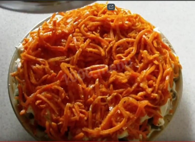 Рецепт - Салат Восторг - Шаг 8 -  На майонезный слой укладываем морковку по-корейски.