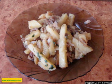 Жареная в масле картошка с луком и грибами