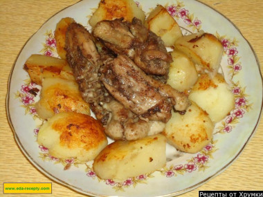 Жареная курица на сковороде с картошкой