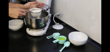 Рецепт - Сочный пирог с капустой, яйцами и зеленью - Шаг 1 - Первым делом приготовим тесто.Муку просеиваю и смешиваю со всеми ингредиентами.Можно комбаином, можно руками. Здесь это абсолютно не важно. Долго вымешивать не нужно, просто замесить мягкое, однородное тесто, которое не будет липнуть к рукам.Заворачиваю в пакет и убираю в холодильник отдохнуть.А тем временем займусь начинкой.