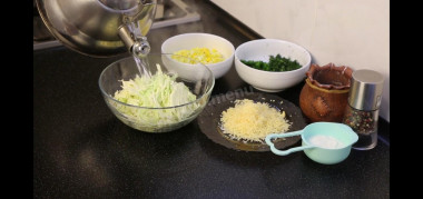 Рецепт - Сочный пирог с капустой, яйцами и зеленью - Шаг 2 -  Капусту заранее мелко нашинковала( у меня молодая) яйца мелко нарезала кубиками, зелень измельчила, сыр натерла.Капусту заливаю кипятком и оставляю минут на 5-10. Молодой будет достаточно 5 минут, для старой 10. Затем хорошо отжимаю и смешиваю с яйцами, зеленью, сметаной, и солю и перчу по вкусу. Будьте внимательны, сыр я не добавляла!!! Он идет на посыпку!!!
