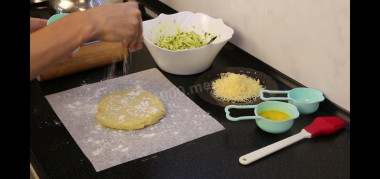 Рецепт - Сочный пирог с капустой, яйцами и зеленью - Шаг 4 -  Тесто раскатываю на пергаменте на котором буду выпекать.И тесто, и бумагу хорошо припыляю мукой.