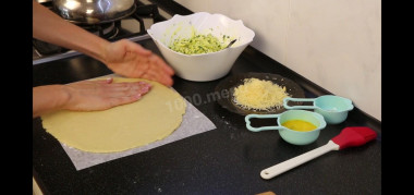 Рецепт - Сочный пирог с капустой, яйцами и зеленью - Шаг 5 -  Раскатываю круг приблизительно 28 см в диаметре.