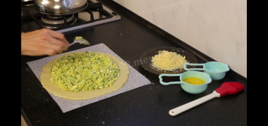 Рецепт - Сочный пирог с капустой, яйцами и зеленью - Шаг 6 -  Выкладываю начинку, разравниваю и оставляю свободный край сантиметра 2.