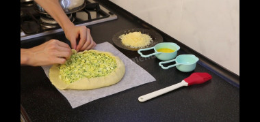 Рецепт - Сочный пирог с капустой, яйцами и зеленью - Шаг 7 -  Загибаю края, складочки слегка внахлест. Подравниваю руками, делая максимально ровный круг.