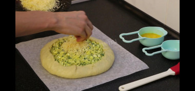 Рецепт - Сочный пирог с капустой, яйцами и зеленью - Шаг 8 -  Присыпаю сверху сыром.