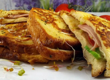 Гренки с колбасой и яйцом