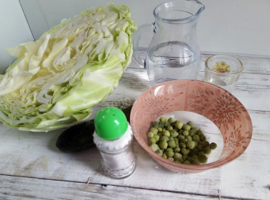 Рецепт - Весенний салат из свежей капусты с огурцом, зеленым горошком - Шаг 1 - Приготовим ингредиенты для салата по списку. В сезон свежих овощей этот витаминизированный салат получается особенно вкусным и полезным. В зимнее время его также можно приготовить, капусту, огурцы можно приобрести в магазине круглый год, но насколько он будет полезен, стоит задуматься. Зеленый горошек можно использовать свежий, замороженный или консервированный.