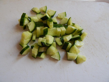 Рецепт - Весенний салат из свежей капусты с огурцом, зеленым горошком - Шаг 3 -  Свежие огурцы моем, вытираем бумажным полотенцем, нарезаем огурцы половинками кружочков или кубиками, кому как больше нравится.