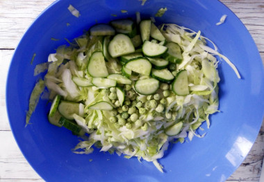 Рецепт - Весенний салат из свежей капусты с огурцом, зеленым горошком - Шаг 4 -  Капусту и огурцы кладем в глубокий салатник. Добавляем свежий или замороженный зеленый горошек. По желанию можно добавить зеленый лук (либо иную свежую, промытую и порубленную свежую зелень), он придаст приятную горчинку салата, а также обогатит его дополнительными витаминами.