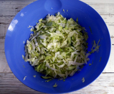 Рецепт - Весенний салат из свежей капусты с огурцом, зеленым горошком - Шаг 5 -  Вливаем в миску с овощами оливковое масло, яблочный уксус (его можно заменить любым другим по вкусу), добавляем соль и черный молотый перец по вкусу.Перемешивать салат лучше непосредственно перед подачей к столу, в противном случае овощи выпустят много сока.