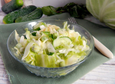 Рецепт - Весенний салат из свежей капусты с огурцом, зеленым горошком - Шаг 6 -  Салат готов. Просто, быстро и вкусно, а главное - полезно! Приятного аппетита!