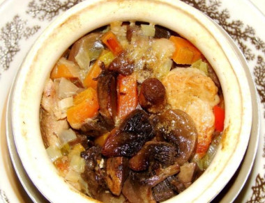 Жаркое в горшочках с грибами и говядиной