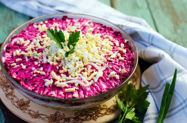 Салат со свеклой копченой курицей и корейской морковью
