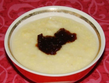 Жидкая пшенная каша с малиной