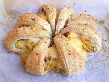 Слоеный пирог с беконом и сыром