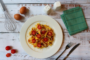 Омлетные полоски с черри, кусочками бекона и тертым сыром