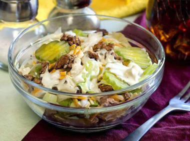Салат с говяжьей печенью и солеными огурцами