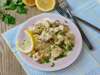 Рыба тушеная в сметане с луком