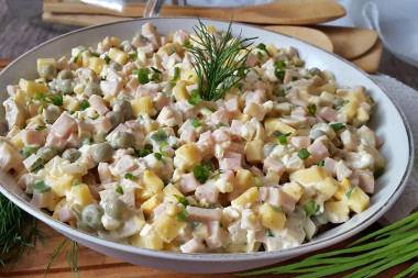 Салат с маринованными маслятами