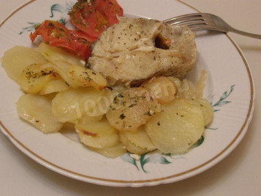 Треска запеченная с картофелем и помидорами