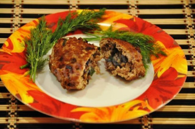 Зразы из куриного фарша с начинкой из лисичек