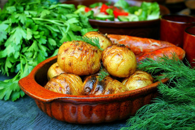 Картошка  на мангале на шампурах