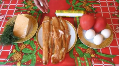 Рецепт - Слоёный салат из лосося и твердого сыра с майонезом - Шаг 1 - Подготовить все ингредиенты: яйца отварить и охладить, если используете соленую рыбу, можно заранее ее засолить. Готовые яйца разрезать пополам, отделить белки от желтков и потереть их отдельно на мелкой терке. Сыр также потереть на мелкой терке. Копченый лосось (я использовала брюшки лосося) отделить от кожицы и разобрать на мелкие волокна. Помидоры освободить от жидкости и семян и порезать мелкими кубиками.