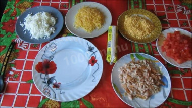 Рецепт - Слоёный салат из лосося и твердого сыра с майонезом - Шаг 2 -  Начинаем формировать салат. Берем плоское блюдо и устанавливаем форму для салата. Если у вас нет подобной формы, можно салат просто уложить слоями. Количество ингредиентов дано на форму диаметром 16 см. Первым слоем укладываем копченый лосось, он достаточно жирный, поэтому этот слой майонезом не смазываем. Сверху на лосось укладываем потертые на мелкой терке желтки и наносим майонезную сеточку.