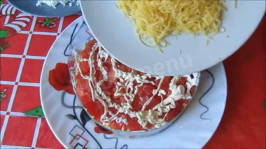 Рецепт - Слоёный салат из лосося и твердого сыра с майонезом - Шаг 3 -  На желтки укладываем третий помидорный слой и также наносим майонезную сеточку, также этот слой можно посолить. Четвертый слой – сырный – потертый на мелкой терке сыр укладываем сверху помидоров, наносим майонезную сеточку. И последний, пятый, слой – потертые на мелкой терке белки – также смазываем майонезом и отправляем салат в холодильник настоятся в течении получаса. По истечении указанного времени с готового салата снимаем форму и украшаем по желанию.