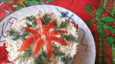 Рецепт - Слоёный салат из лосося и твердого сыра с майонезом - Шаг 4 -  Если используете соленую семгу можно сделать из нее розочку, так как я использовала копченый лосось, то украсила салат кусочками помидора и зеленью укропа.Слоеный салат с копченым лососем, помидорами, яйцами и сыром готов!  Приятного аппетита!