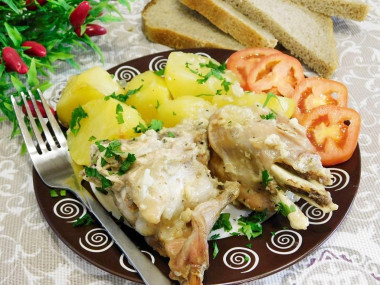 Кролик тушеный в сметане с картошкой