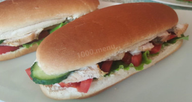 Бутерброды из булочки с курицей и овощами