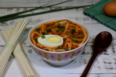 Азиатский острый суп с курицей и овощами