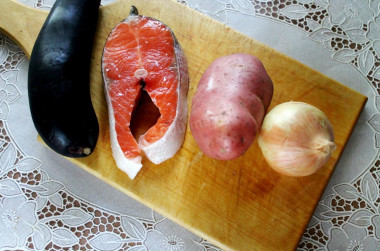 Рецепт - Стейк из красной рыбы - Шаг 1 - Для приготовления стейка из красной рыбы следует взять крупный по размеру стейк любой красной рыбы (у меня сегодня форель), ну или мелкие в количестве, необходимом на расчетные порции. Большого стейка вполне хватит на 2 порции, к тому же я его запекала с гарниром из картофеля и баклажана, добавив немного репчатого лука, из пряностей можно взять любые, которые вы любите -