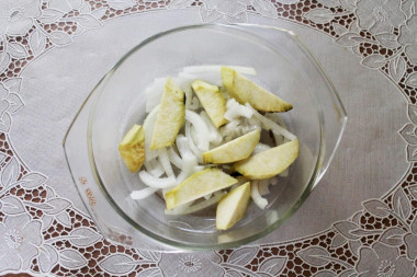 Рецепт - Стейк из красной рыбы - Шаг 2 -  я взяла смесь пряностей для жарки рыбы, конечно, еще потребуется соль и немного подсолнечного масла.овощи вымойте, очистите от кожицы, нарежьте тонкими ломтиками. На дно формы для запекания влейте масло, разместите овощи: мелко нарезанный лук, дольки очищенного баклажана.