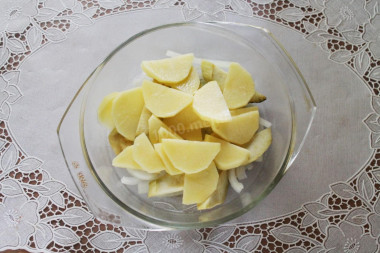 Рецепт - Стейк из красной рыбы - Шаг 3 -  Добавьте нарезанную картошку.