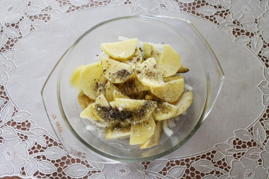 Рецепт - Стейк из красной рыбы - Шаг 4 -  Присолите и всыпьте смесь сухих пряных трав для жарки рыбы, хорошо все перемешайте.