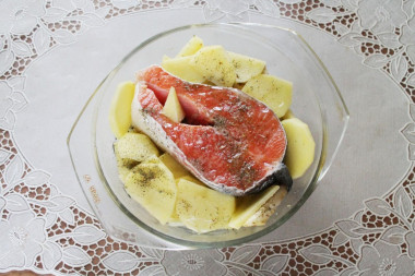 Рецепт - Стейк из красной рыбы - Шаг 5 -  Раздвиньте овощи к краям формы и выложите в центр подготовленный заранее стейк красной рыбы: промыв его и осушив бумажным полотенцем. Стейк тоже нужно посолить, промазать маслом и присыпать пряностями. Форму накройте крышкой или затяните фольгой и поставьте на 25 минут в горячую духовку на температуру 200-220 градусов.