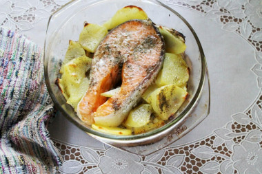 Рецепт - Стейк из красной рыбы - Шаг 6 -  Затем крышку снимите и подпеките поверхность рыбы и овощей без крышки минут 7-10, до желаемой румяности. Только главное - не передержать, чтобы рыба не стала сухой. Вот и все премудрости - подавайте запеченный стейк красной рыбы на обед или ужин.