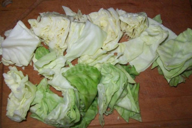 Рецепт - Салат Провансаль из капусты и моркови с уксусом и сахаром - Шаг 2 -  Капусту нарезаем квадратиками и основательно мнем руками, чтобы она дала сок и стала мягче.