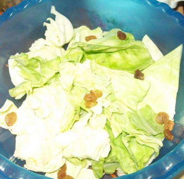 Рецепт - Салат Провансаль из капусты и моркови с уксусом и сахаром - Шаг 4 -  Чеснок чистим, затем мелко нарезаем или продавливаем через чеснокодавку, изюм промываем и все это добавляем в общую массу.