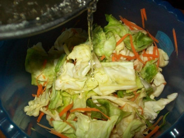 Рецепт - Салат Провансаль из капусты и моркови с уксусом и сахаром - Шаг 5 -  Готовим заливку. Наливаем в кастрюлю один литр воды. Добавляем в нее один стакан сахара, две столовые ложки с горкой соли и доводим до кипения. В кипящий рассол добавляем один стакан растительного масла и две столовых ложки 80-процентного уксуса. Если у вас уксус уже разведенный, столовый, то наливаем его около 120 миллилитров. Еще раз доводим до кипения и сразу же заливаем приготовленные овощи.