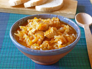 Тушеная капуста с курицей и морковью в кастрюле