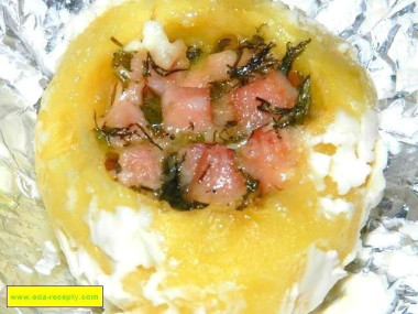Запеченный картофель в фольге с сыром и майонезом