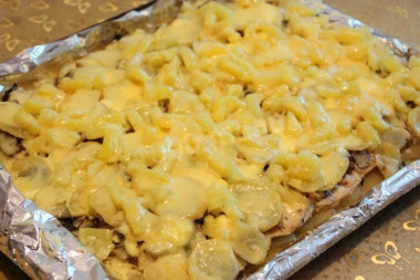 Мясо по-французски с картошкой грибами ананасами