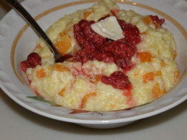 Молочная пшенная каша с тыквой и малиной